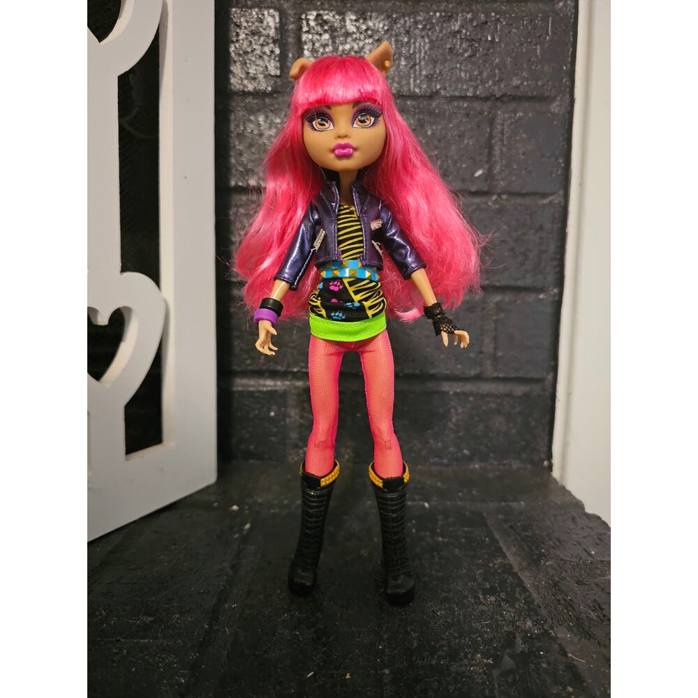 Monster High 13 Wishes Howleen Wolf Pink Hair GOOD CONDITIONED.